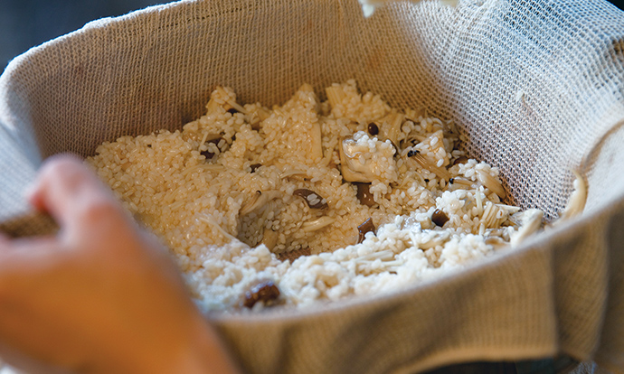 蒸すときにもち米の真ん中にくぼみをつくる