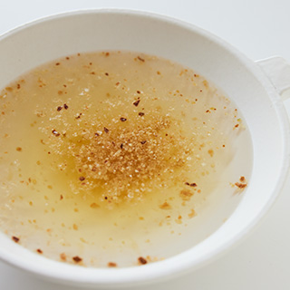 出汁パックの中身を水に入れている写真