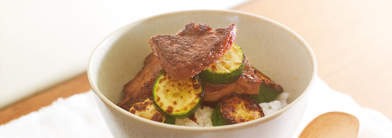 ズッキーニとレバーの香り炒め丼