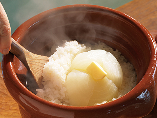 バターのコクとともに 丸ごと玉ねぎのだしバターごはん