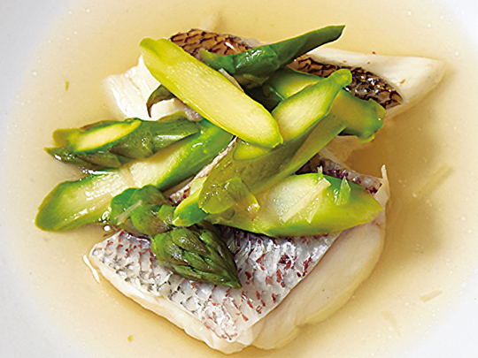 だしでさっと煮るだけ 鯛とアスパラのあんかけ